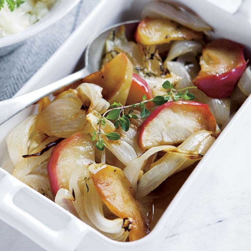 Oignons rôtis aux pommes et au thym