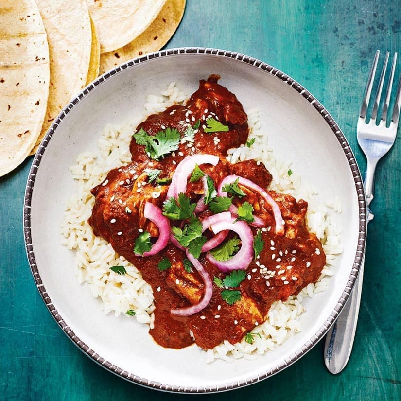 Poulet en sauce mole et oignons marinés