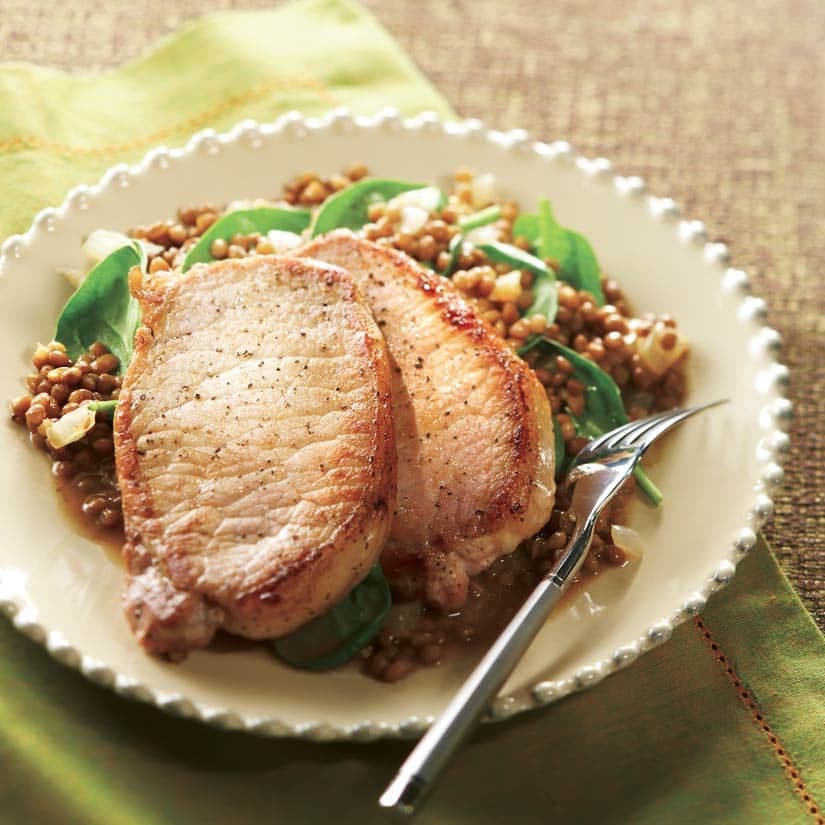 Côtelettes de porc aux lentilles et aux épinards