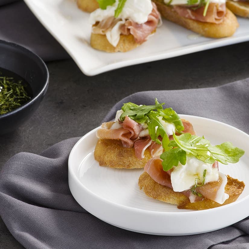 Crostinis burrata, prosciutto et miel basilic