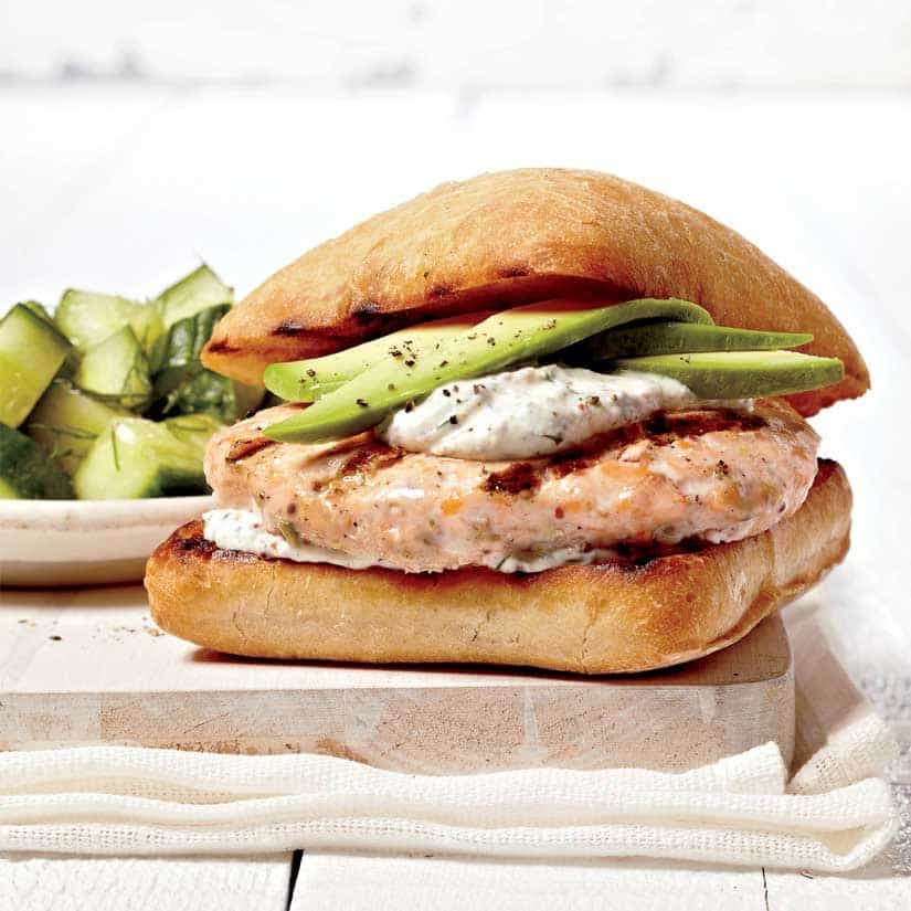 Hamburgers au saumon, au concombre et à l’avocat