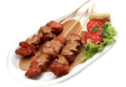 Brochettes satay avec sauce aux arachides