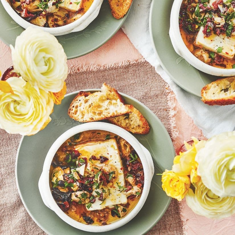 Féta au four aux olives et aux artichauts