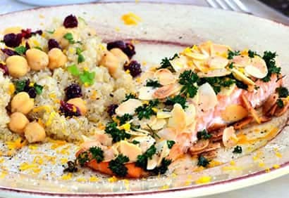 Saumon amandes, quinoa pois chiches et cerises