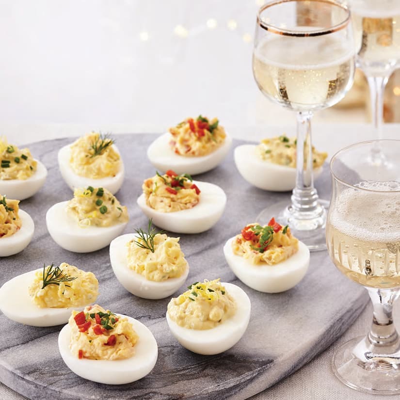 Oeufs farcis aux cornichons et aux câpres