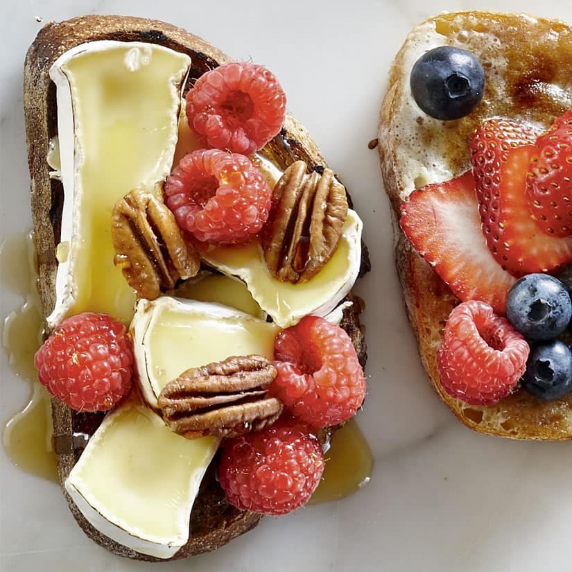 Tartines aux framboises, au brie et aux pacanes