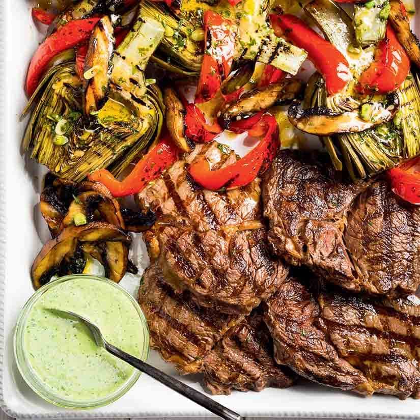 Biftecks de faux-filet, sauce verte crémeuse