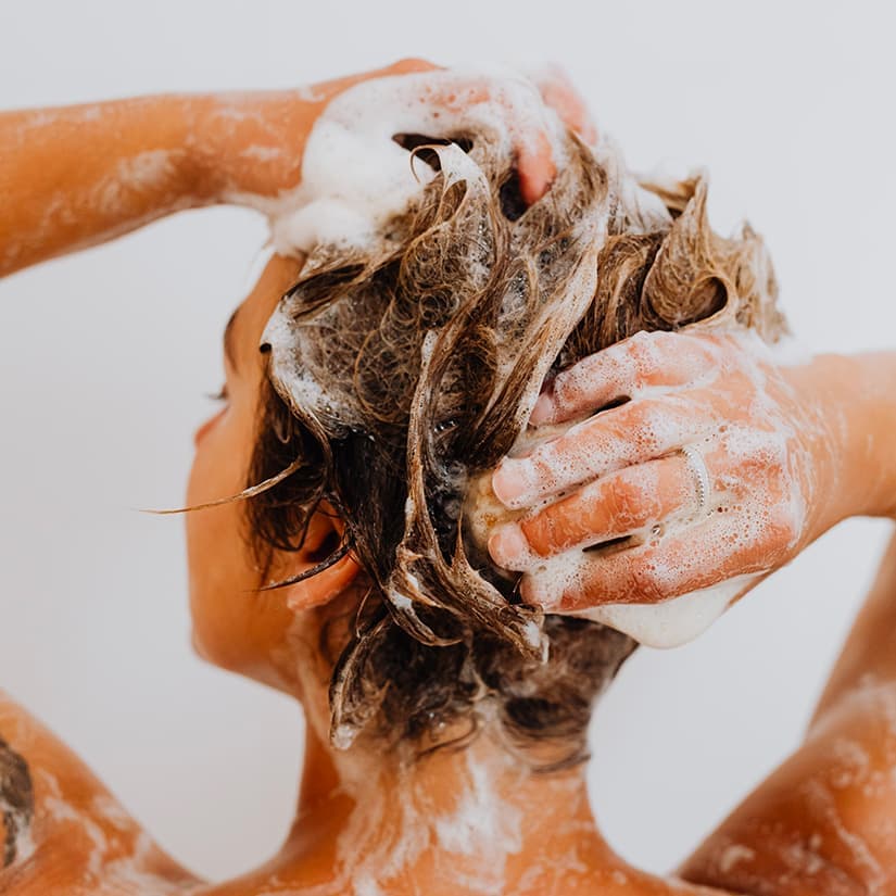 3 signes que vous devez changer de shampoing