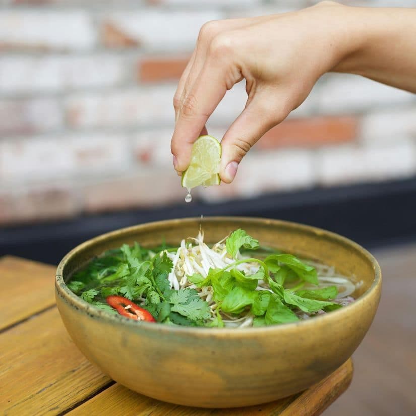 Soupe asiatique rapide pour jours de rhume