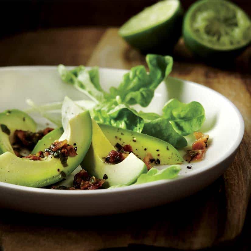 Avocats, vinaigrette chaude au bacon et au persil