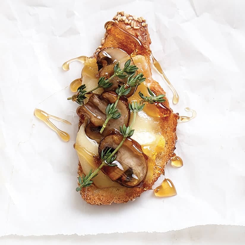 Canapés fontina, champignons grillés et miel