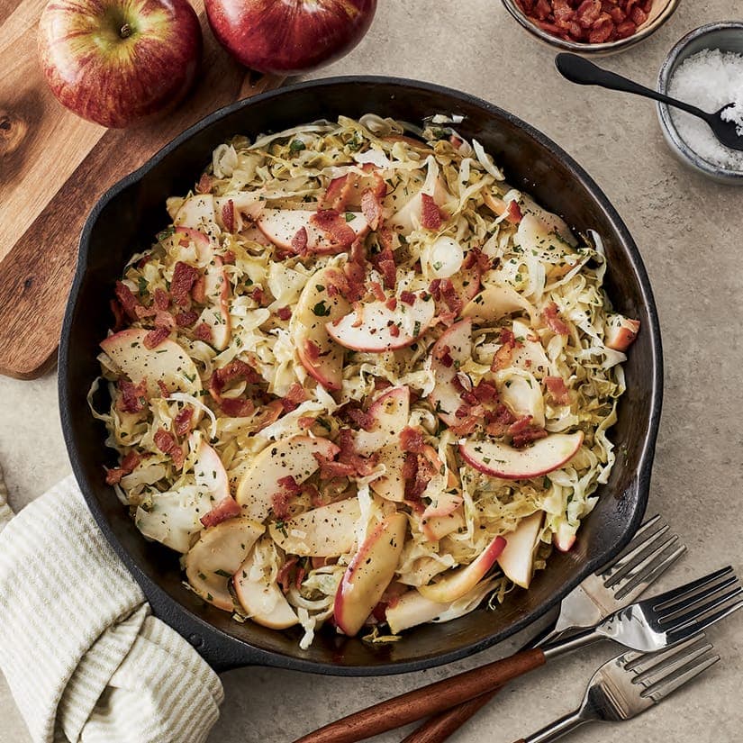 Chou braisé aux pommes et au bacon