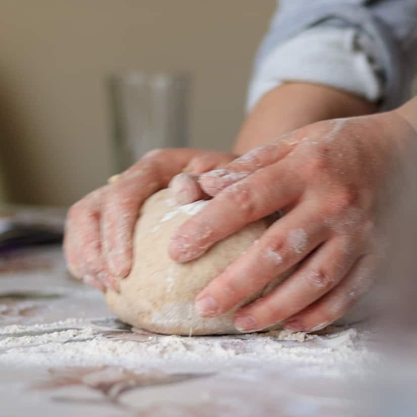 Pains de blé entier sans pétrissage au romarin/ail