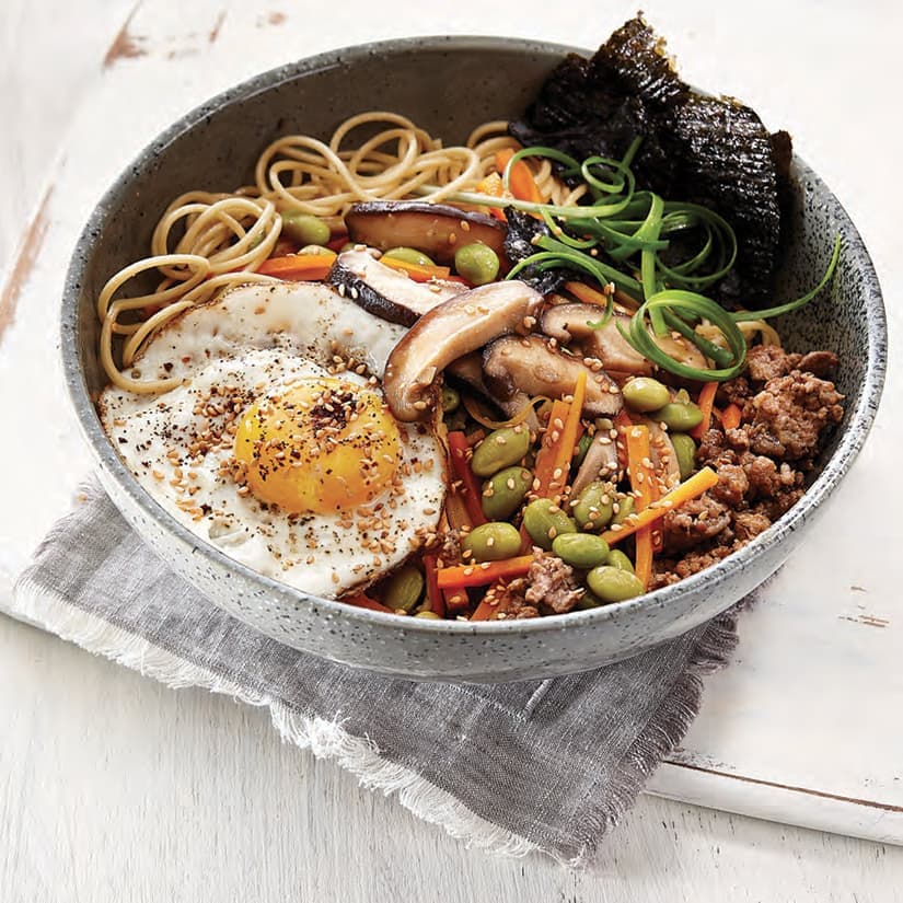 Nouilles ramen au porc et à l'ail noir