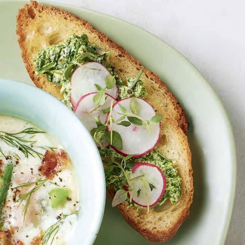 Tartines beurrées aux herbes et aux radis