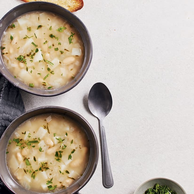Potage à l’ail et aux haricots blancs