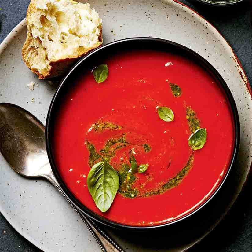 Potage de tomates, pesto basilic-amandes