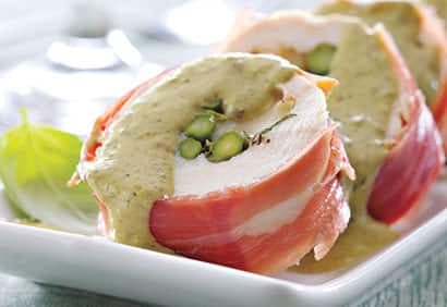 Poulet farci asperges, oka et crème de pesto