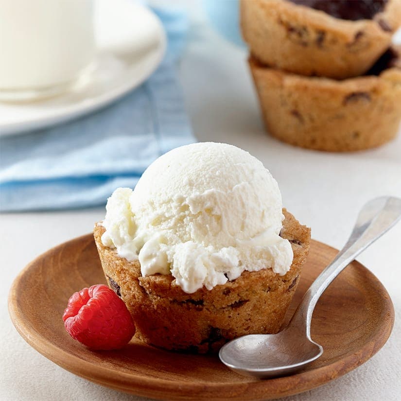 Bols en biscuits aux brisures de chocolat