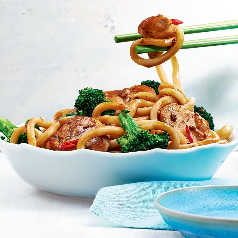 Nouilles sautées au poulet et au brocoli