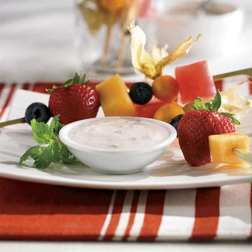 Brochettes de fruits, sauce yogourt & coriandre