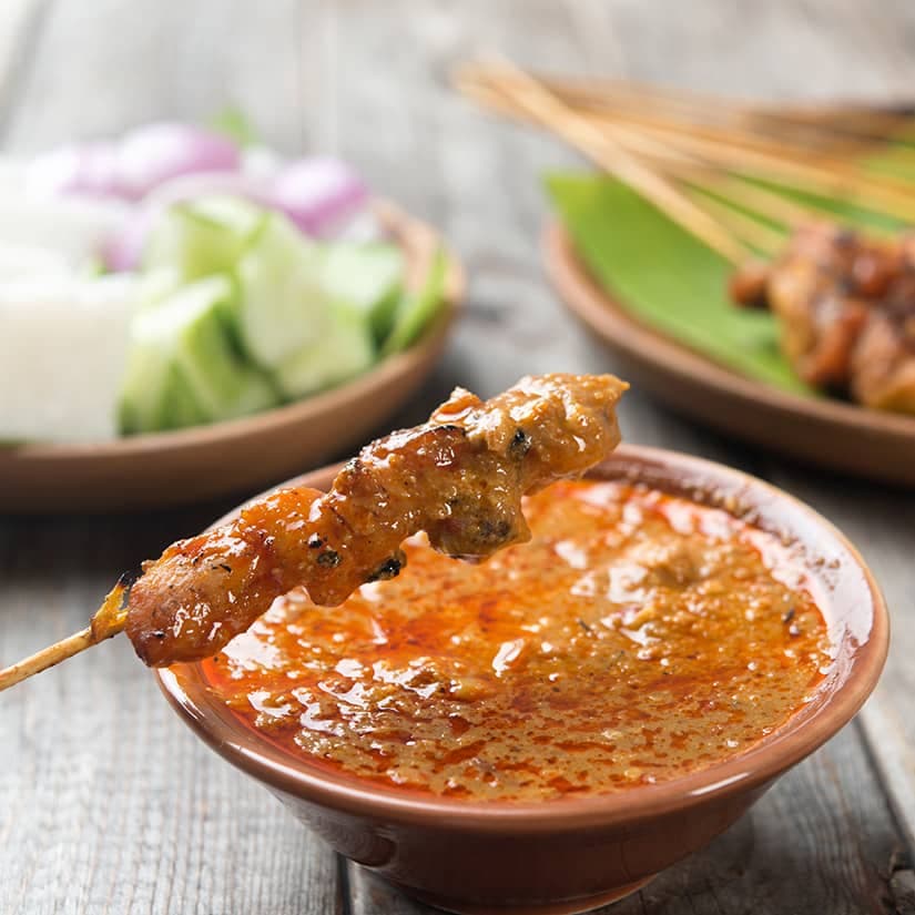 Satays de poulet avec sauce à trempette thaï