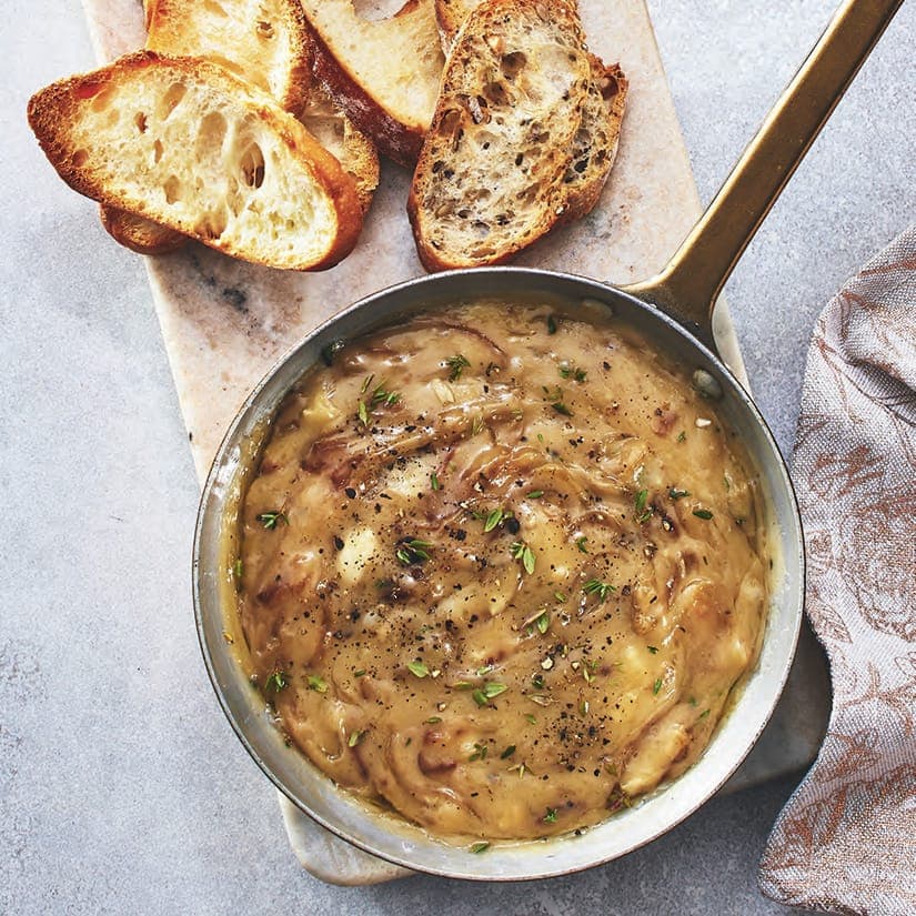 Trempette chaude à l’oignon caramélisé et au brie