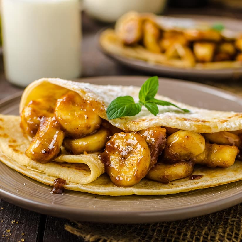 Crêpes de blé entier fourrées de bananes au rhum