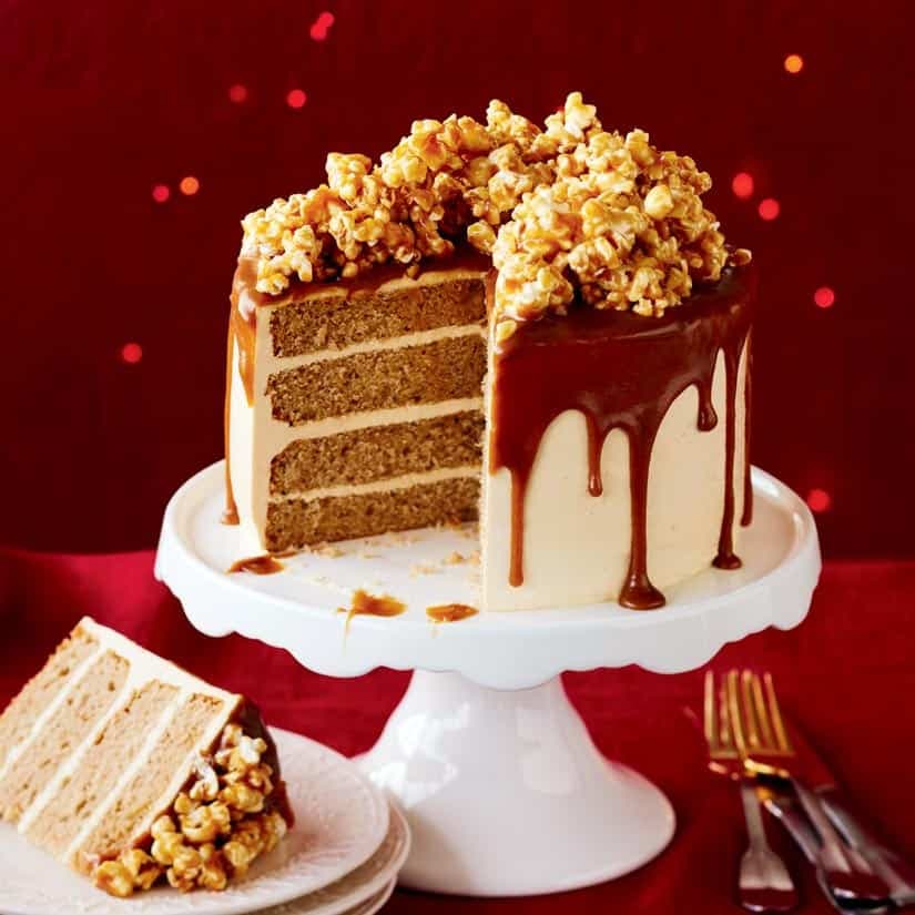 Gâteau épicé, sauce et pop-corn au caramel d'érable
