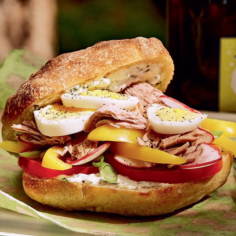 Sandwichs thon, oeufs et crudités