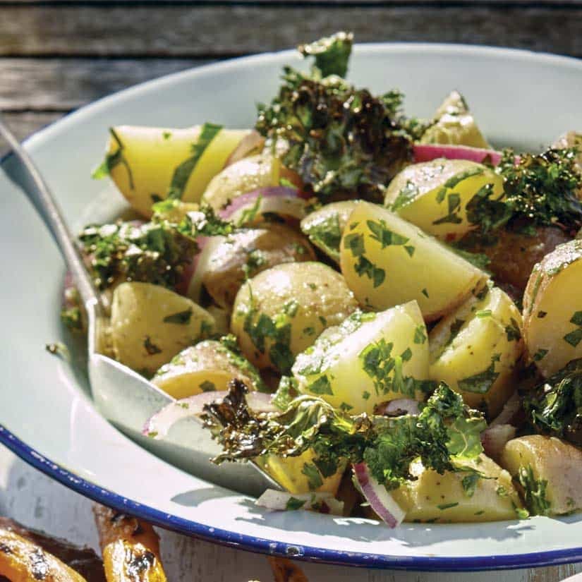 Salade de pommes de terre et de kale grillé