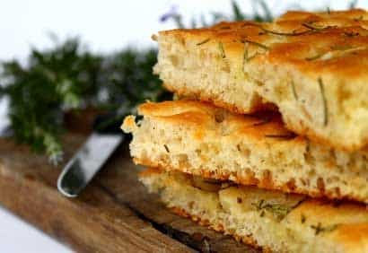 Focaccia aux olives et à l'oignon