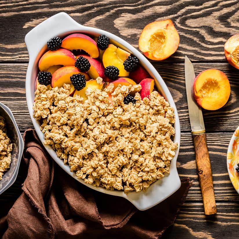 Croustillant aux pêches et aux mûres