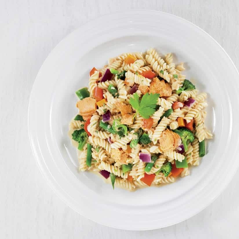 Pâtes crémeuses au saumon et aux légumes