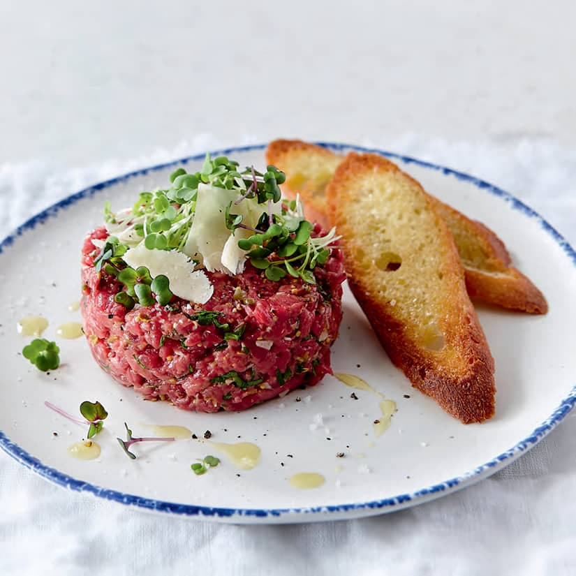 Tartare de bœuf à la fleur d’ail et au parmesan