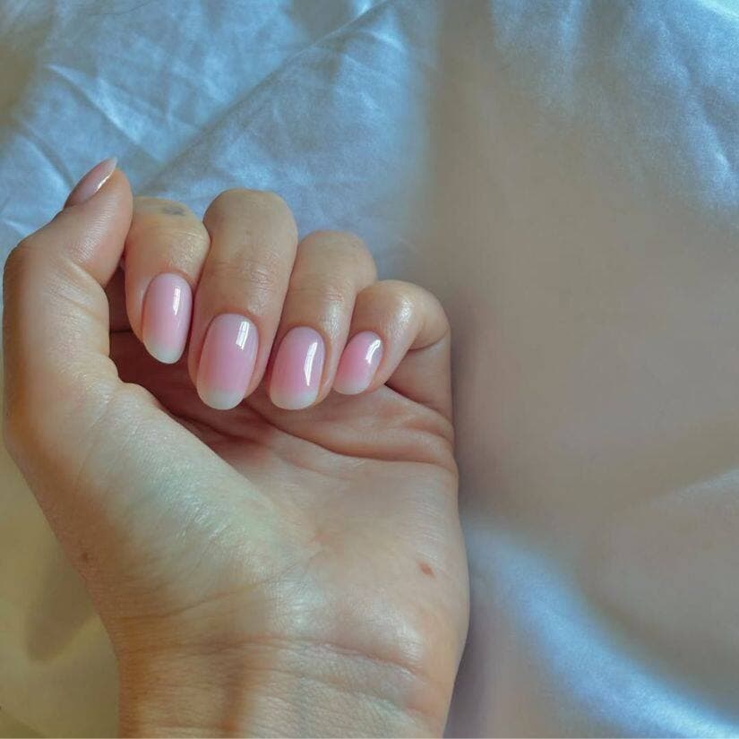 Ongles à l'eau de rose, la tendance de l'été