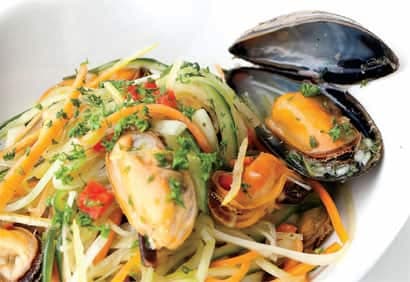 Salade de moules et de légumes croquants