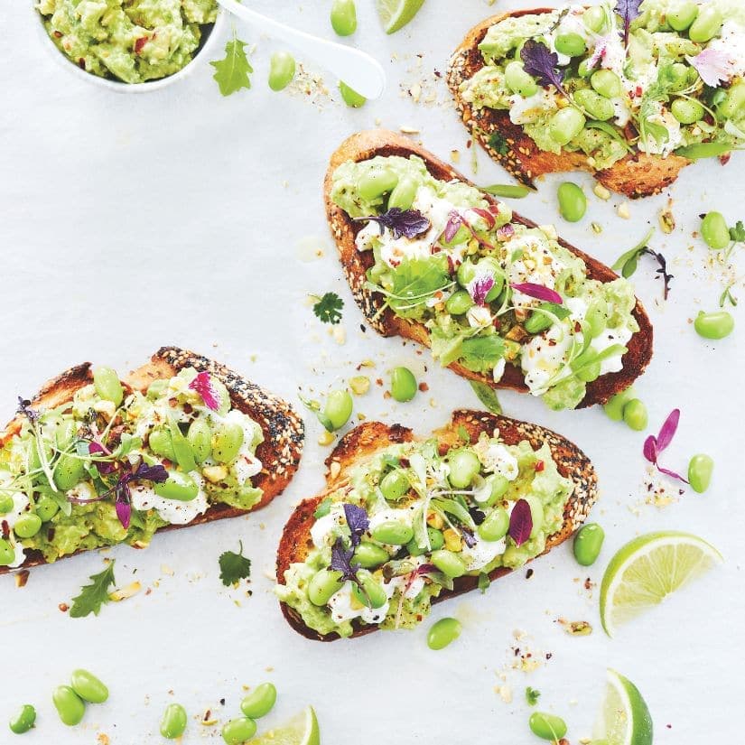Toasts à l’avocat et aux edamames