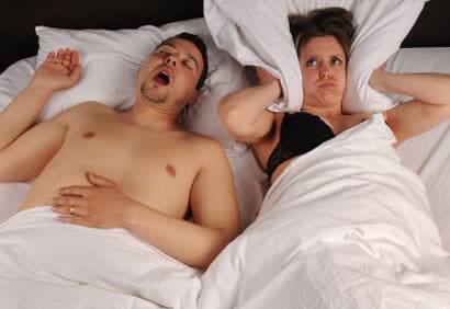 Au secours, il ronfle!