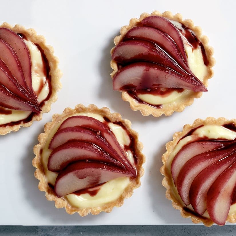 Tartelettes aux poires pochées au vin rouge