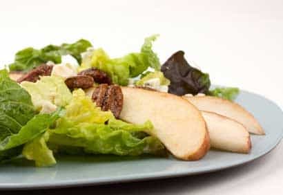 Salade de verdures aux poires et noix caramélisées