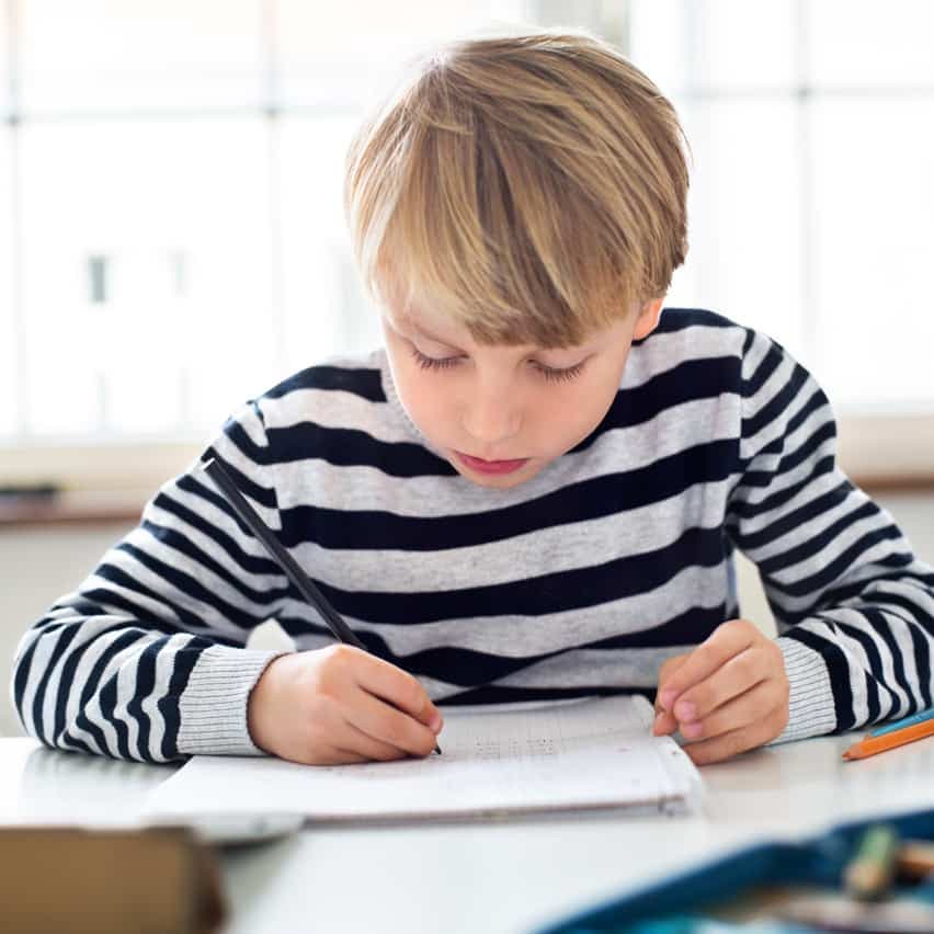 Comment encadrer son enfant lors des devoirs?