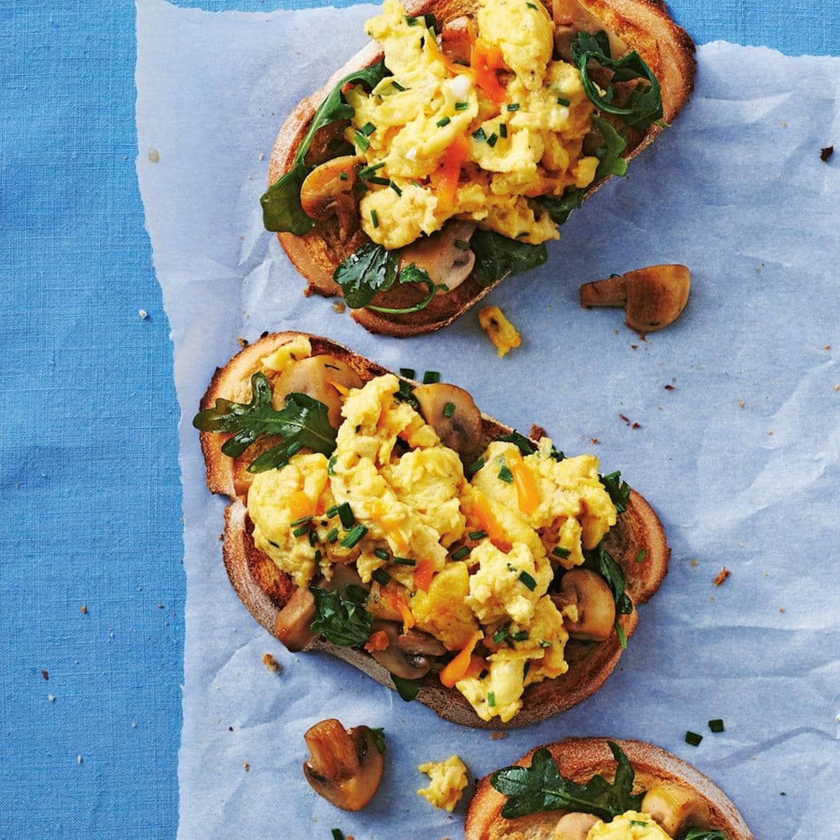 Tartines d’œufs brouillés, champignons et roquette