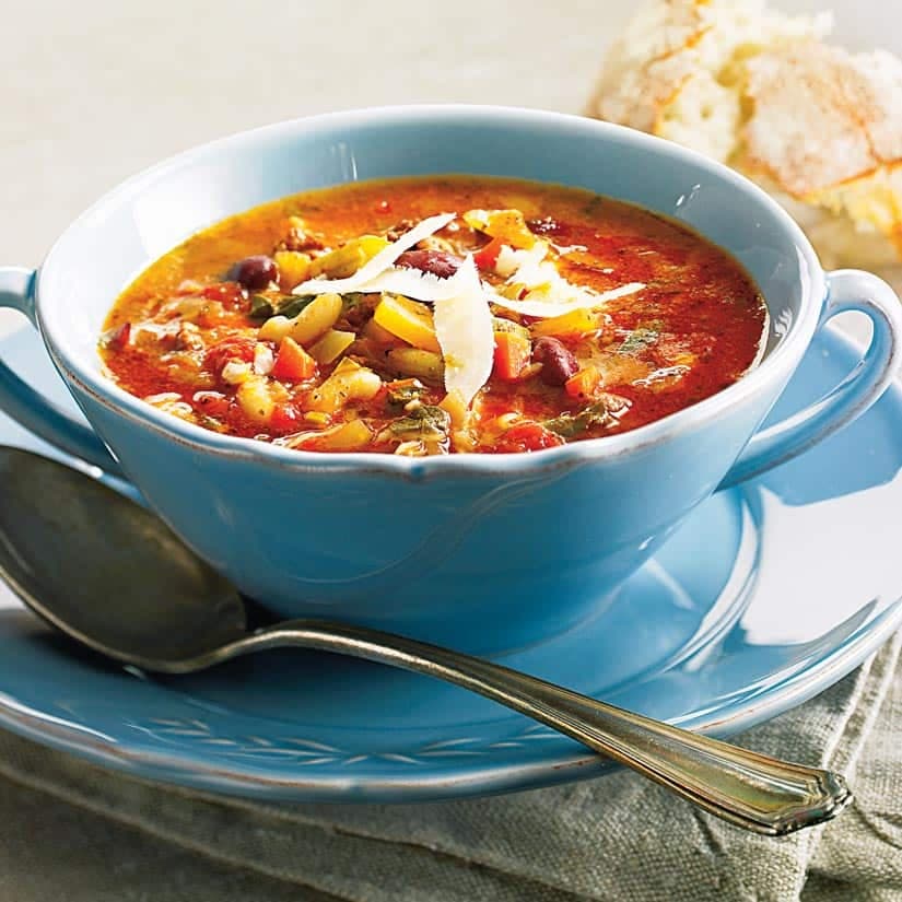Soupe-repas aux légumes, au boeuf et à la saucisse