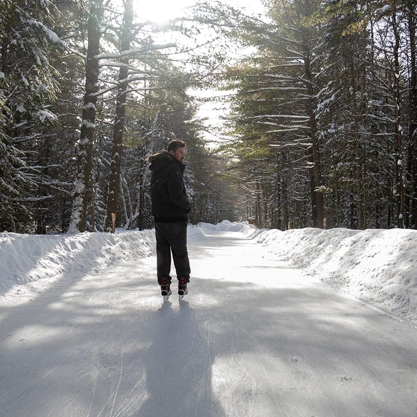 Patinez sur des sentiers glacés en forêt