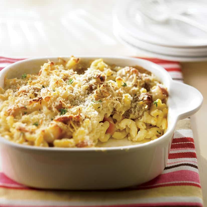 Macaronis au fromage, aux pommes et à la saucisse