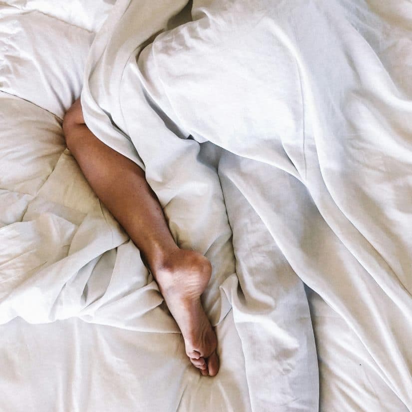 Un pied dehors pour mieux dormir?