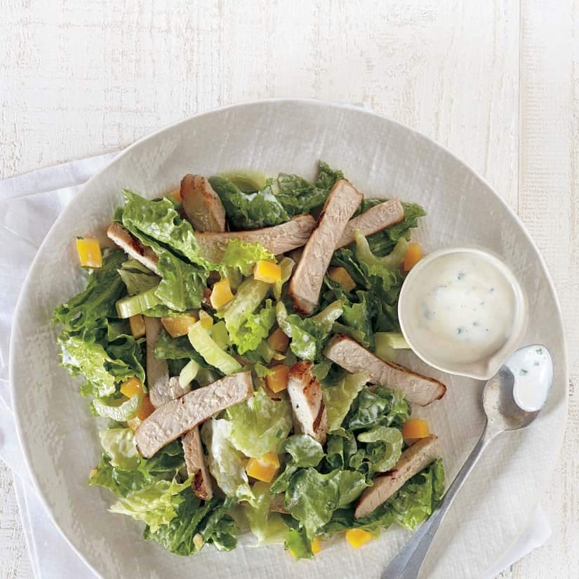 Lanières de porc épicées et salade crémeuse