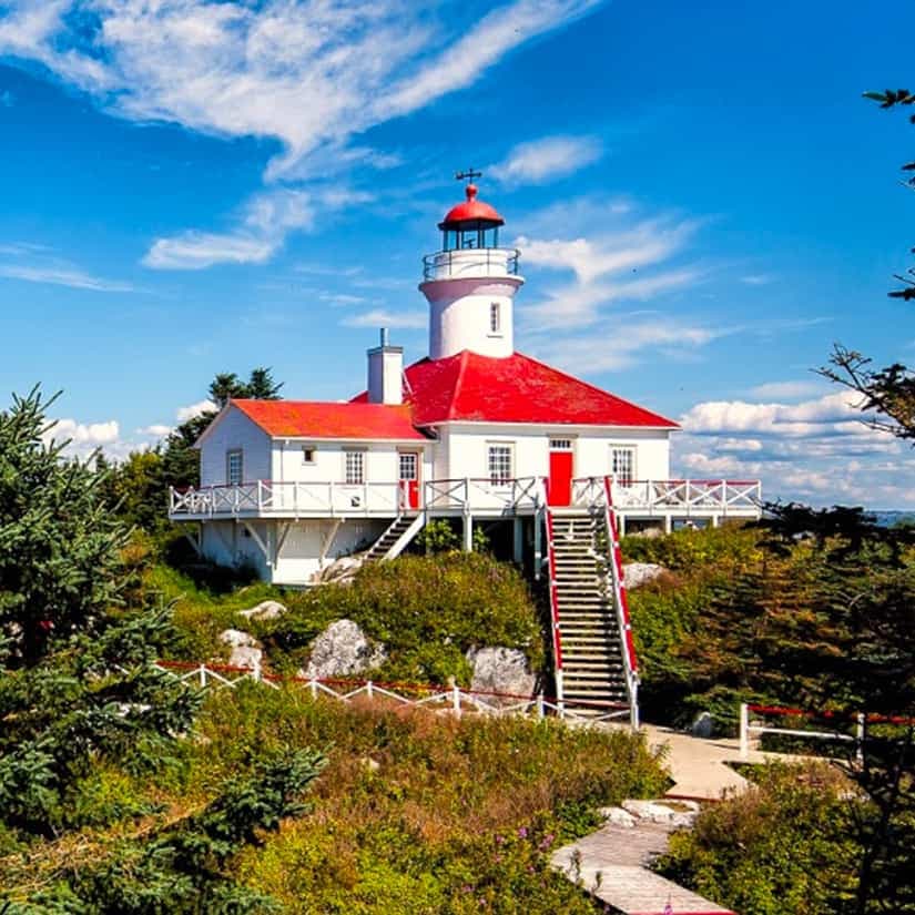 Un phare au milieu du fleuve où passer la nuit