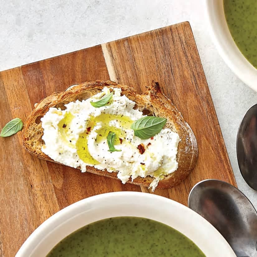 Tartines de ricotta au basilic